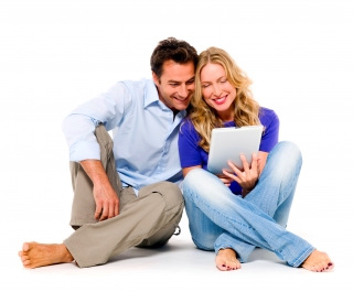 Uśmiechnięta para ludzi sprawdzająca ranking pożyczek